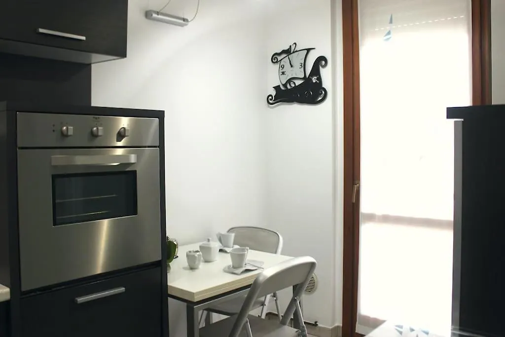 Parking + Balcony Accogliente Bilocale Apartment Milan