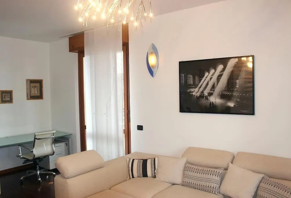 Parking + Balcony Accogliente Bilocale Apartment Milan
